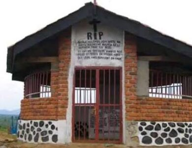 Le mausolée de Babulinzi à Mwenga-centre, où reposent les 14 femmes et un homme enterrés vivants le 19 octobre 1999 par des éléments du RCD-Goma. Vingt-sept ans après, le site reste le symbole du combat pour la mémoire et la réparation des crimes contre l'humanité dans le Sud-Kivu. Photo d'archive - 17 octobre 2026.