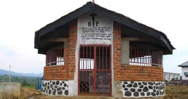 Le mausolée de Babulinzi à Mwenga-centre, où reposent les 14 femmes et un homme enterrés vivants le 19 octobre 1999 par des éléments du RCD-Goma. Vingt-sept ans après, le site reste le symbole du combat pour la mémoire et la réparation des crimes contre l'humanité dans le Sud-Kivu. Photo d'archive - 17 octobre 2026.